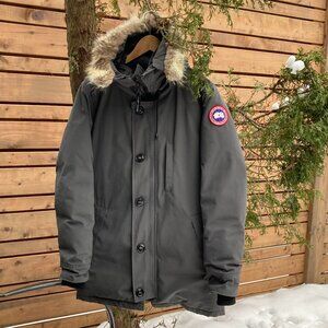 Men Canada Goose Parka with fur, size M, color Gray.